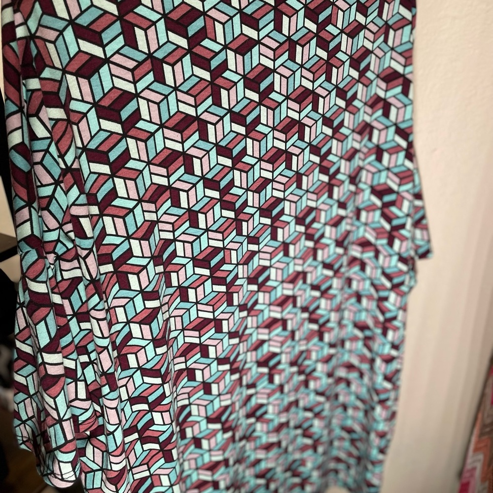 LuLaRoe Women’s Geometric Tunic Top (2XL) - Picture 5 of 5